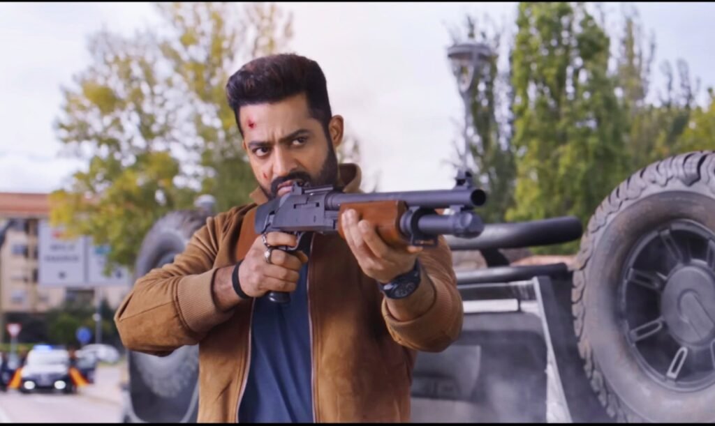 वॉर 2 में जूनियर एनटीआर ने अपनी स्क्रीन प्रेजेंस से प्रभावित किया, लेकिन X पर फैंस ने लिखा कि “टाइगर की एनर्जी और स्टाइल की कमी खली।
