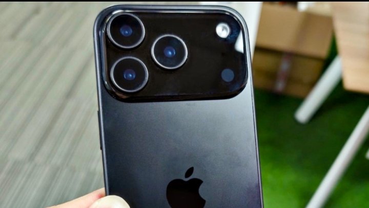
iPhone 17 Pro में कैमरा डिज़ाइन का सबसे बड़ा बदलाव देखने को मिल रहा है