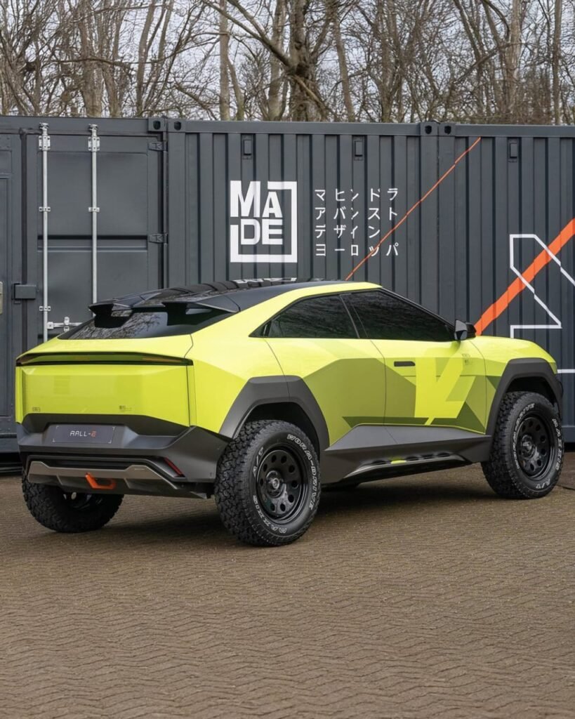 डिज़ाइन: फ्यूचरिस्टिक और बोल्ड लुकMahindra BE 6e का डिज़ाइन सड़क पर हर किसी का ध्यान खींचता है।