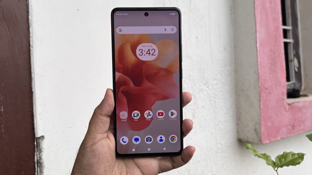 Lava Blaze AMOLED 2 के बॉक्स को खोलते ही आपको मिलता है: