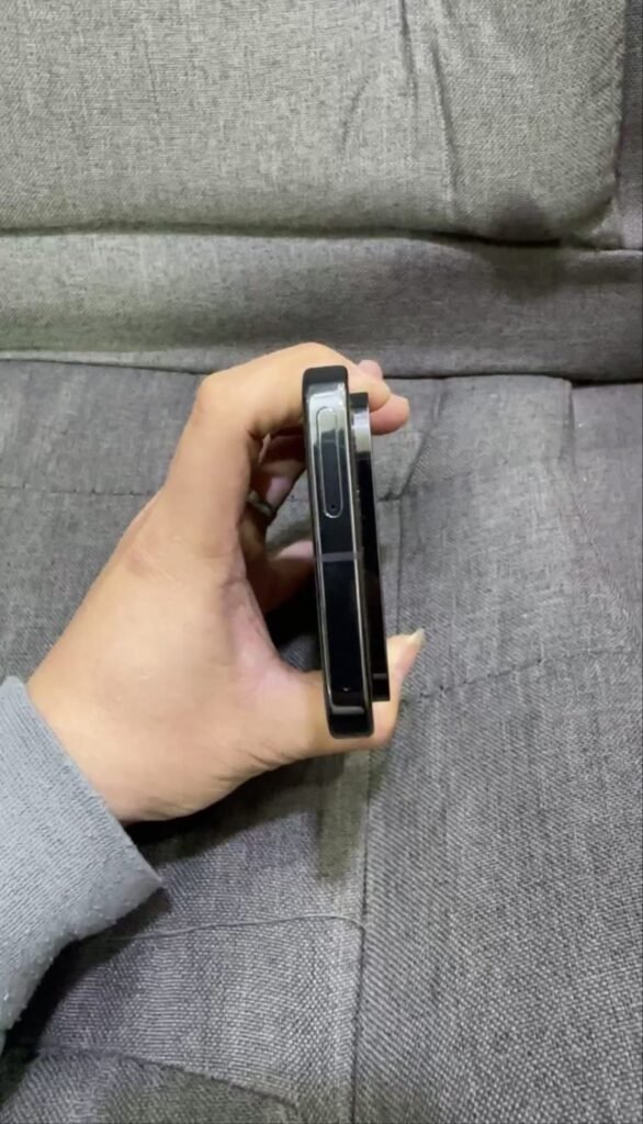 स्क्रीन साइज: Pixel 10 – 6.3″, Pro – 6.5″, Pro XL – 6.8″ OLED, 120Hz रिफ्रेश रेट, 3000 nits पीक ब्राइटनेस।

प्रोटेक्शन: Gorilla Glass Victus 2 और IP68 रेटिंग।

Fold वर्ज़न: 8″ फोल्डेबल मुख्य स्क्रीन + 6.4″ कवर डिस्प्ले, दोनों पर 120Hz और हाई ब्राइटनेस सपोर्ट।
