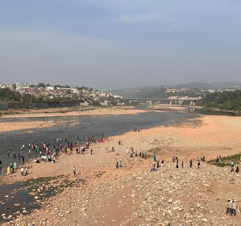 निष्कर्ष

जम्मू-कश्मीर में लगातार हो रही बारिश ने लोगों के जीवन को कठिन बना दिया है। सरकार और प्रशासन राहत कार्य में जुटे हुए हैं, लेकिन नागरिकों को भी सतर्क रहना बेहद ज़रूरी है।

👉 यदि आप भी प्रभावित क्षेत्रों में रहते हैं, तो अधिकारियों की गाइडलाइन का पालन करें और सुरक्षित रहें।
