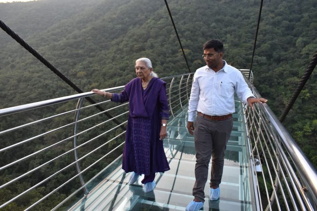 "Rajgir Hot Springs benefits" और "राजगीर की पहाड़ियां ट्रेकिंग" 