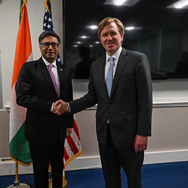 "भारत-अमेरिका टैरिफ विवाद को दर्शाता ग्राफिक"