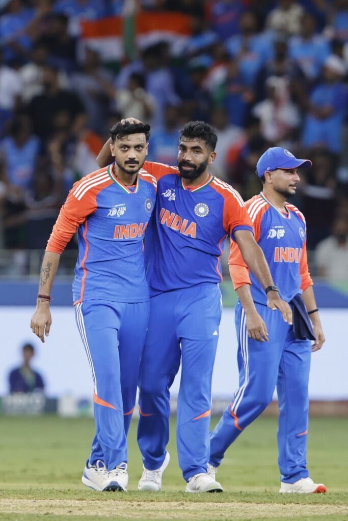 "अक्षर पटेल भारत बनाम पाकिस्तान एशिया कप 2025 में गेंदबाजी करते हुए"